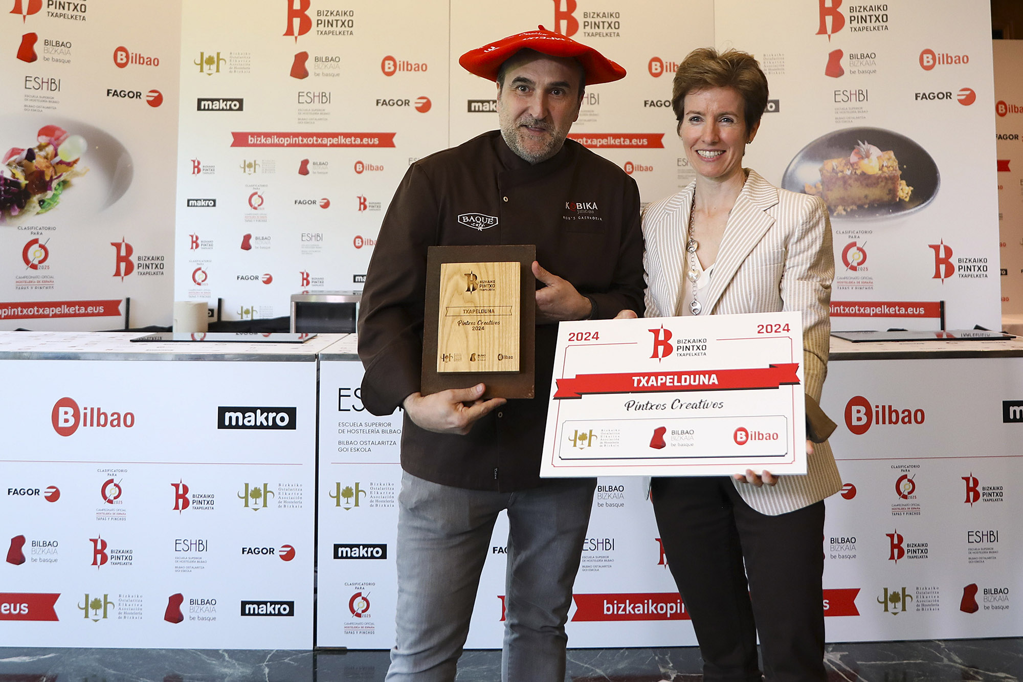 Iñigo Kortabitarte, campeón 2024, con Sonia Pérez, Diputada de Turismo de Bizkaia