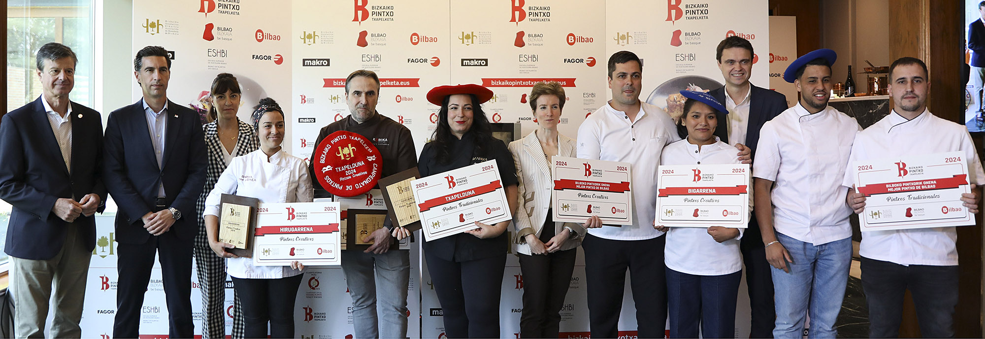 Todos los premiados con los representantes institucionales
